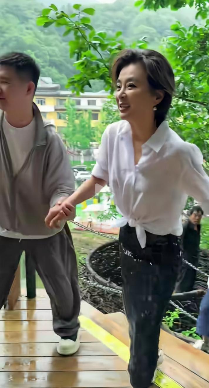 童年的回忆，美了一辈子的女神，还是那么美，笑容还是那么甜，我说名字，你还记得她是