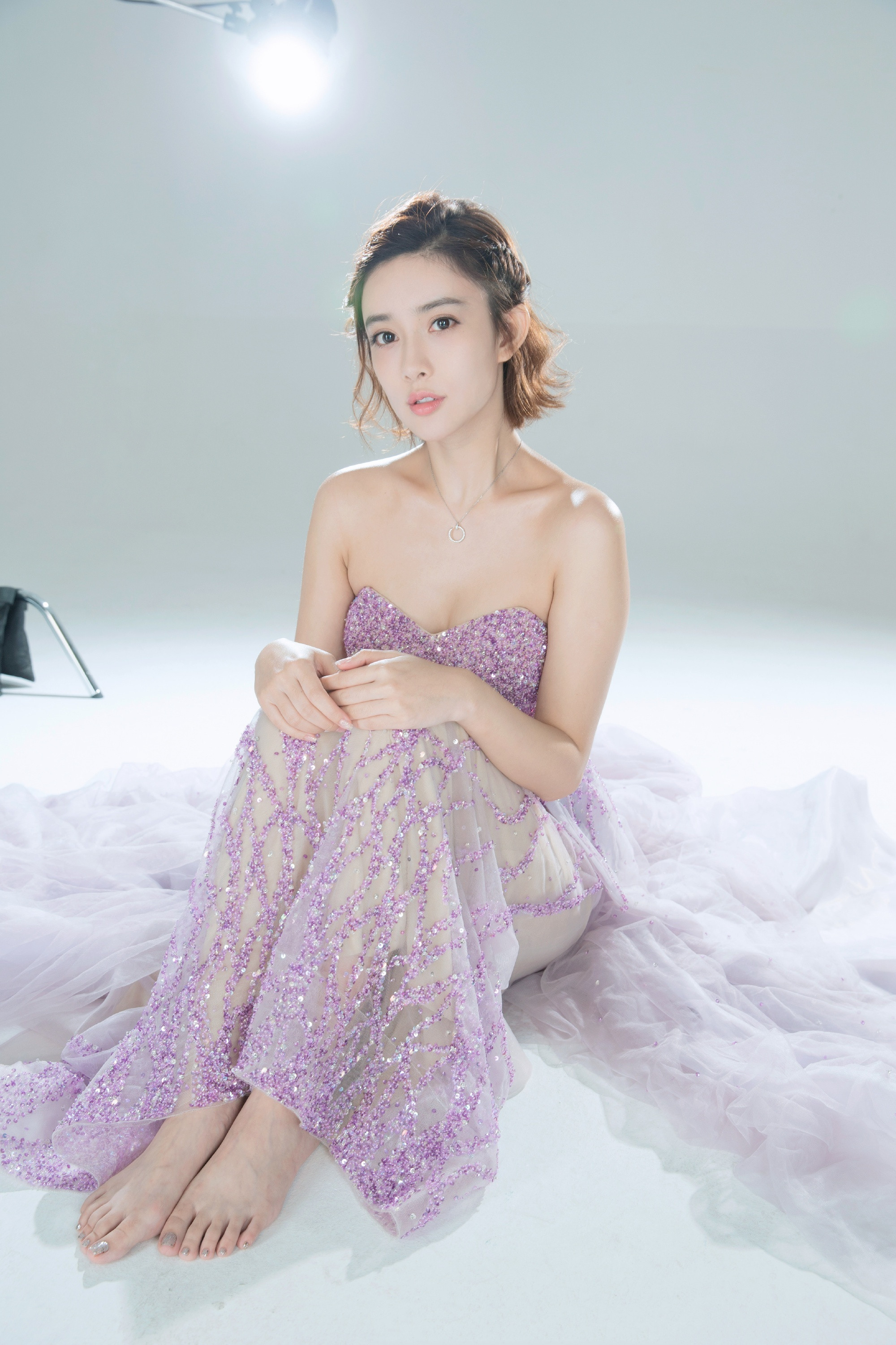 孟子义写真精选：百变时尚穿搭，小脚丫可爱吸睛。孟子义