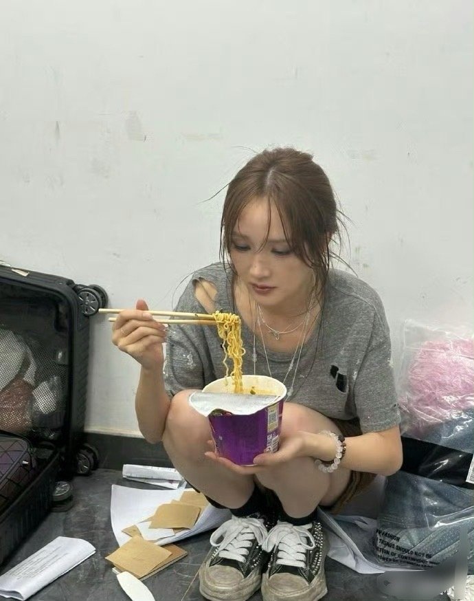 孟佳的鞋子都脏到包浆了，像好久没洗了，别告诉我这鞋子出厂就是这样的～​​​