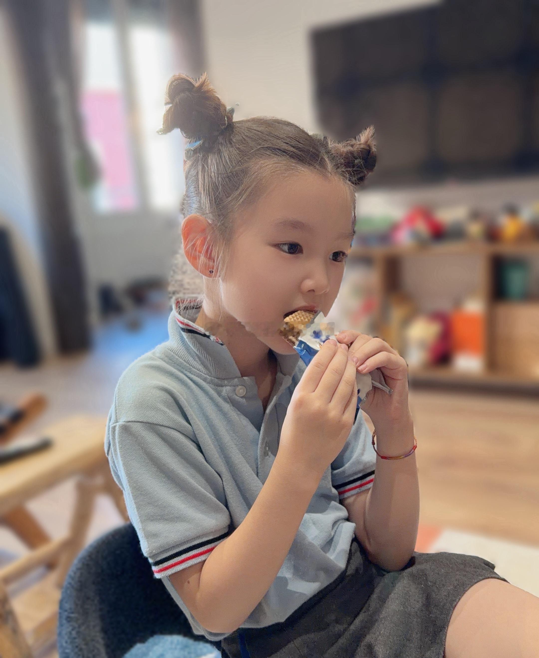 今儿我得了三分一分是数学还有两分是帮助索菲她去旅游了东西特别多都没收拾我帮她收