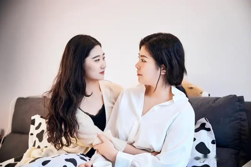 女人动了情，还真就爱找熟人。懂她情绪的知己熟人很容易让女人倾心。在成年人的世界