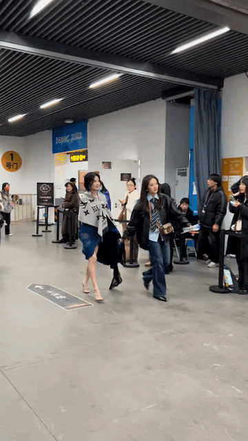 卢昱晓身边的这个小助理打扮起来穿上高跟鞋好像也不比她差，这样看卢昱晓是纯纯的邻家