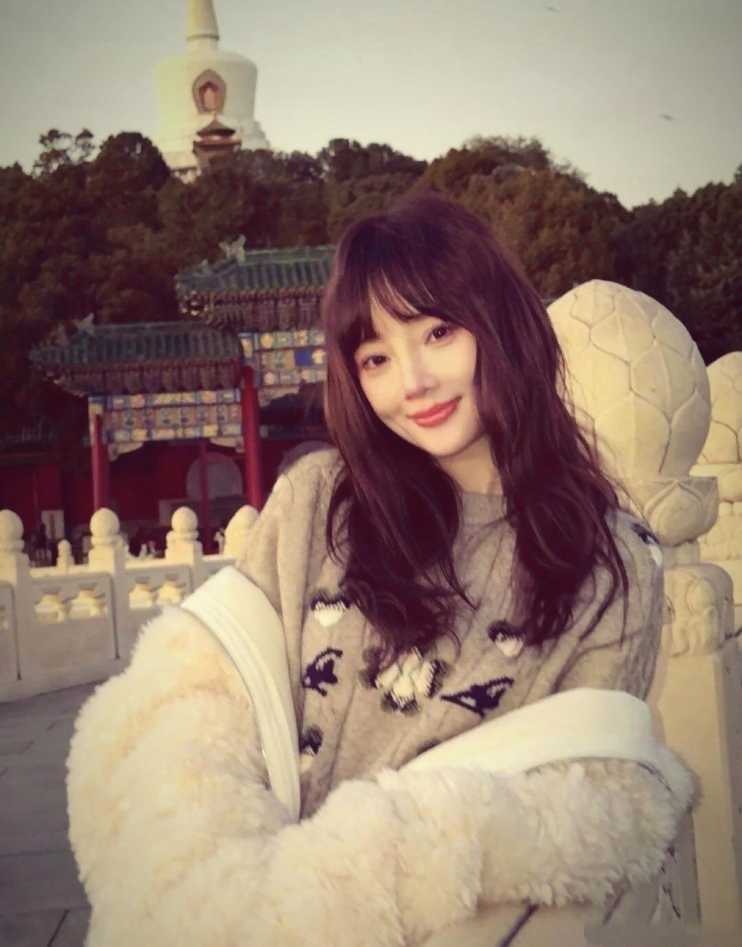 李小璐接受采访，终于把跟贾乃亮到底啥时候离的婚给说清楚了。她说其实两人早在2018年3月14号就把手