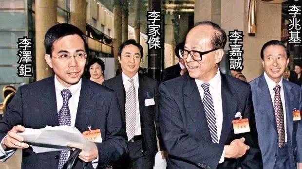 徐子淇父母罕见亮相, 金装名牌闪耀, 获李家诚敬重有加