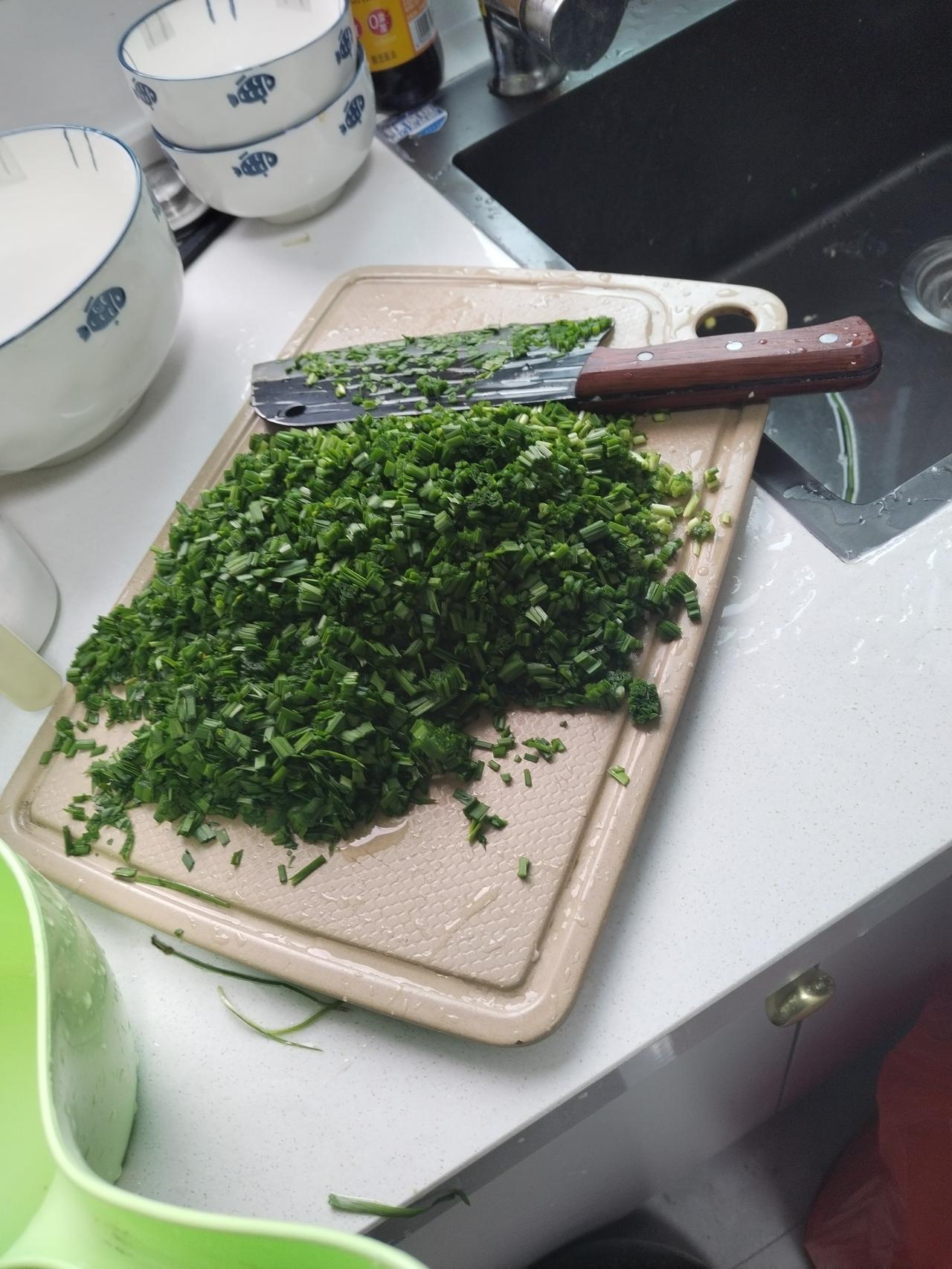 回家一趟很感动，我姐一大早就去菜场买菜，炖肉个馅料，给我蒸包子，做韭菜饺子！姐