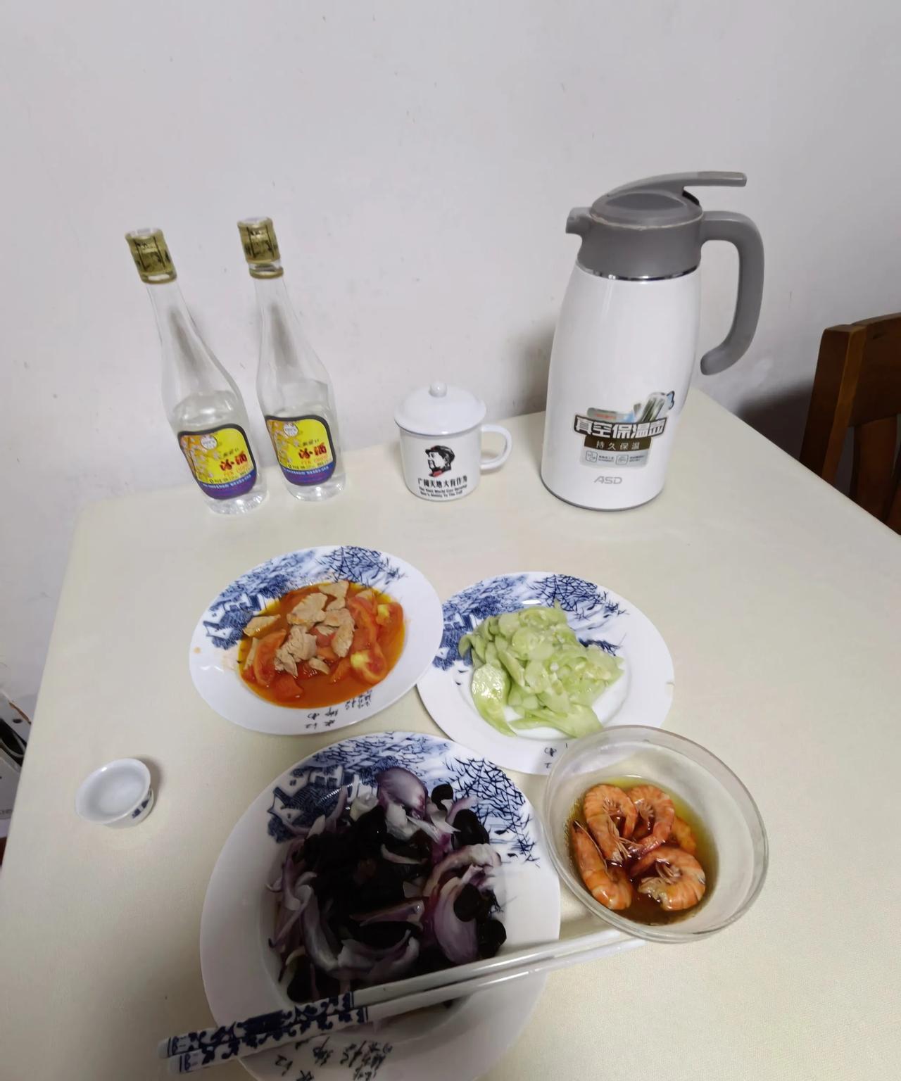 72岁单身老头早上没有去买菜，下雨，而且是大暴雨。简单的午餐，喝上三杯小酒，一碗