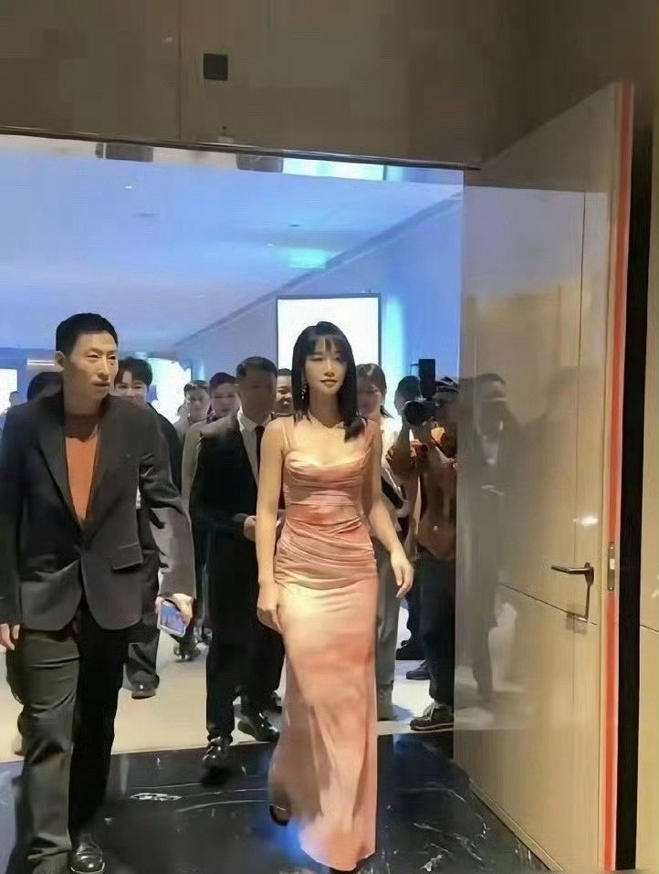 蓝盈莹咬筷子的效果真好，嘴角下撇的苦相一点都没有了！​原本嘴角下撇，苦哈哈的样子