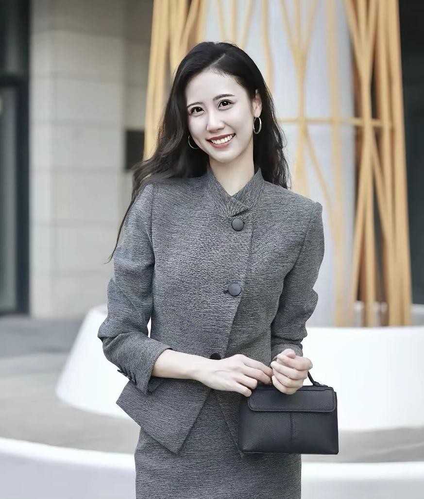 ​悠悠一梦，匆匆片刻。任流光、漫抚心弦。蝶翅低徊，莺语轻旋。忽窗影动，茶烟