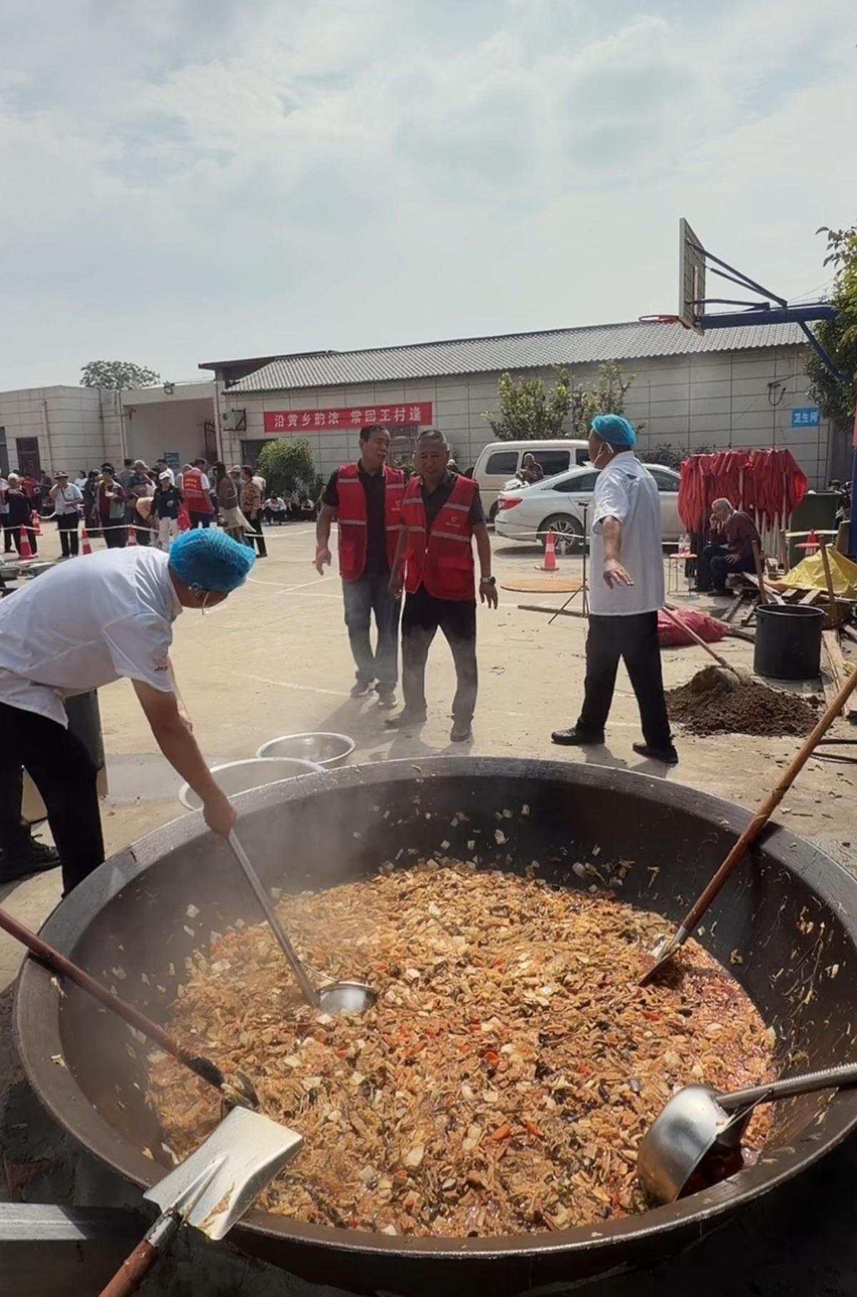 温情拉满，热闹出圈！9月26日，河南荥阳王村镇柏朵村，极目新闻记者马浩然现场见