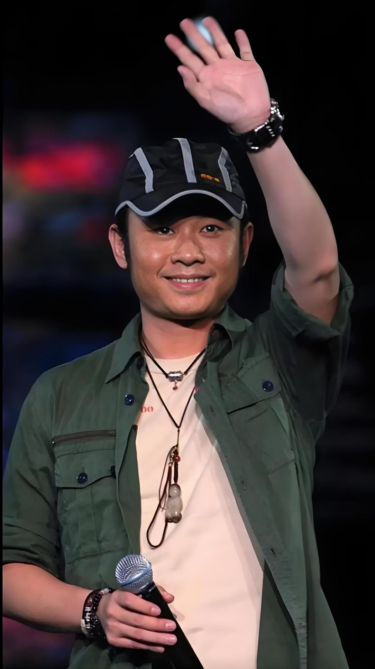 刀郎是什么样的人刀郎，本名罗林，是个用嗓子“刮沙子”唱歌的男人。他的声音粗粝又深