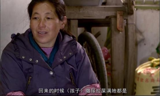 女人做挑夫17年养活3个孩子，却被全村人排挤，连丈夫的哥哥都对她厌恶至极，公婆对