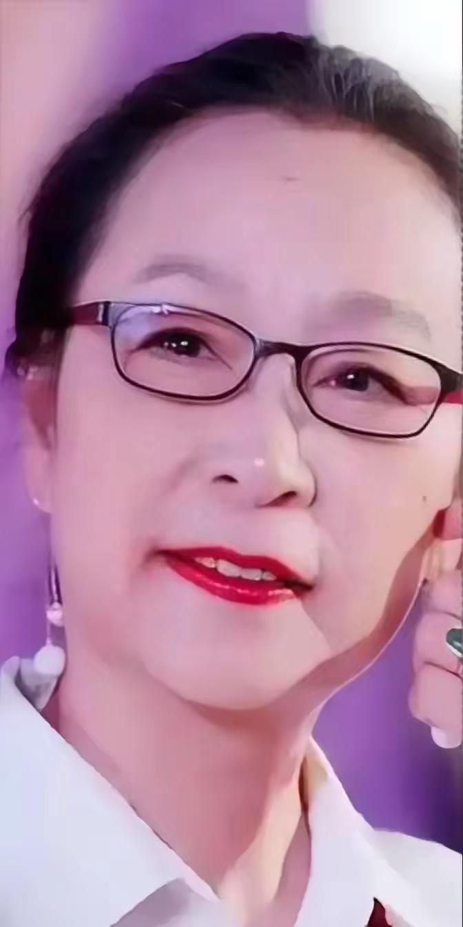 奚美娟一句“不想解释”，戳破了多少人对明星隐私的执念！三十年独自带大孩子，把