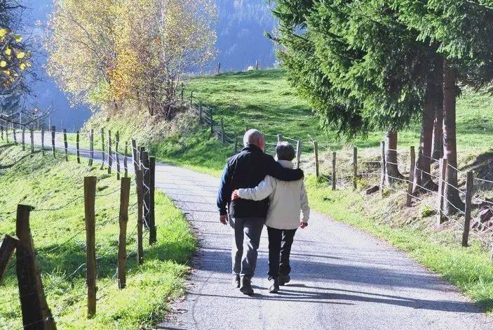 人生在世，失去亲人的痛苦如影随形。我同事的母亲上午在医院离世，他接到消息时该多