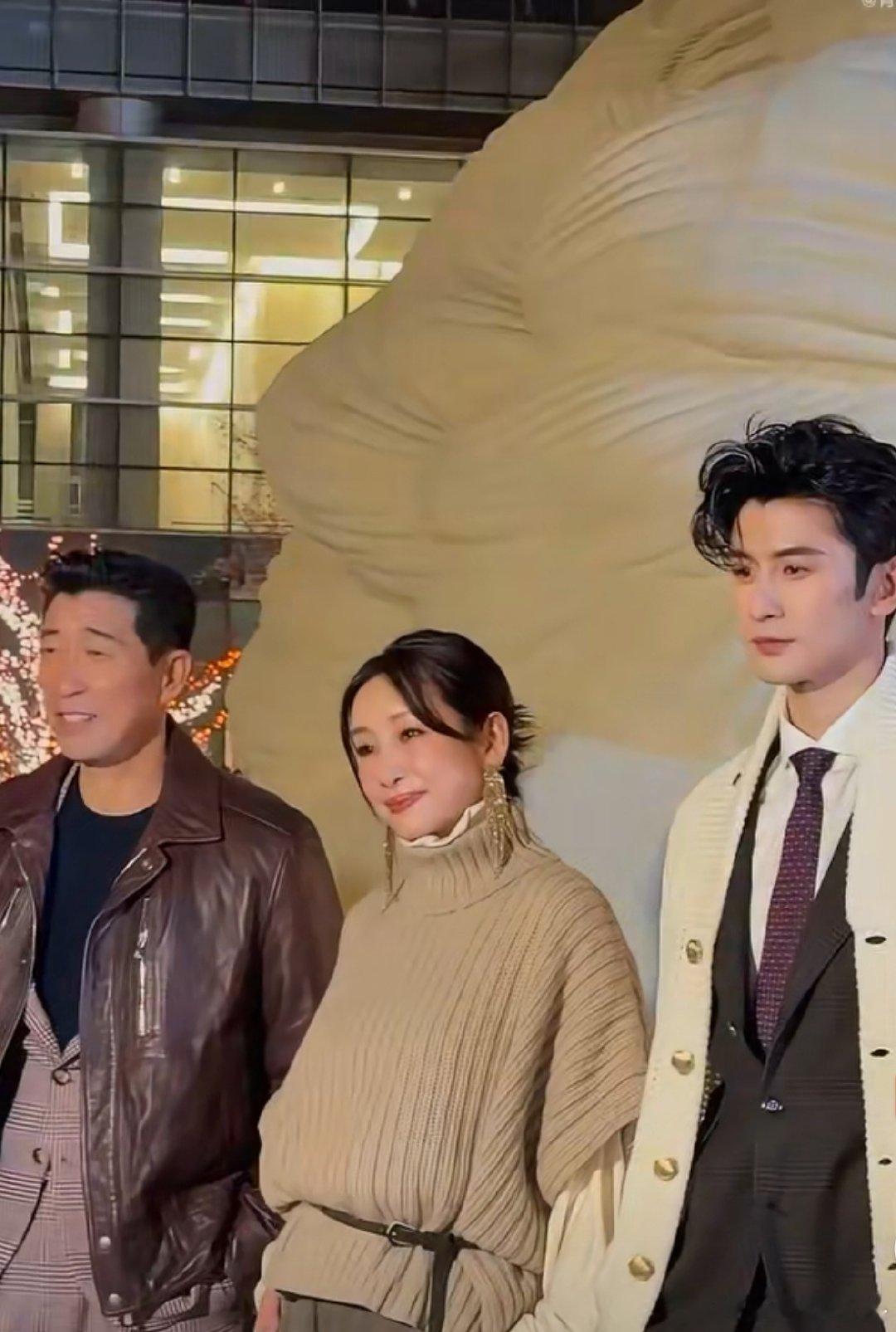  四位实力派同框太养眼了！秦海璐气场十足，王千源沉稳有魅力，张云龙阳光帅气，袁姗