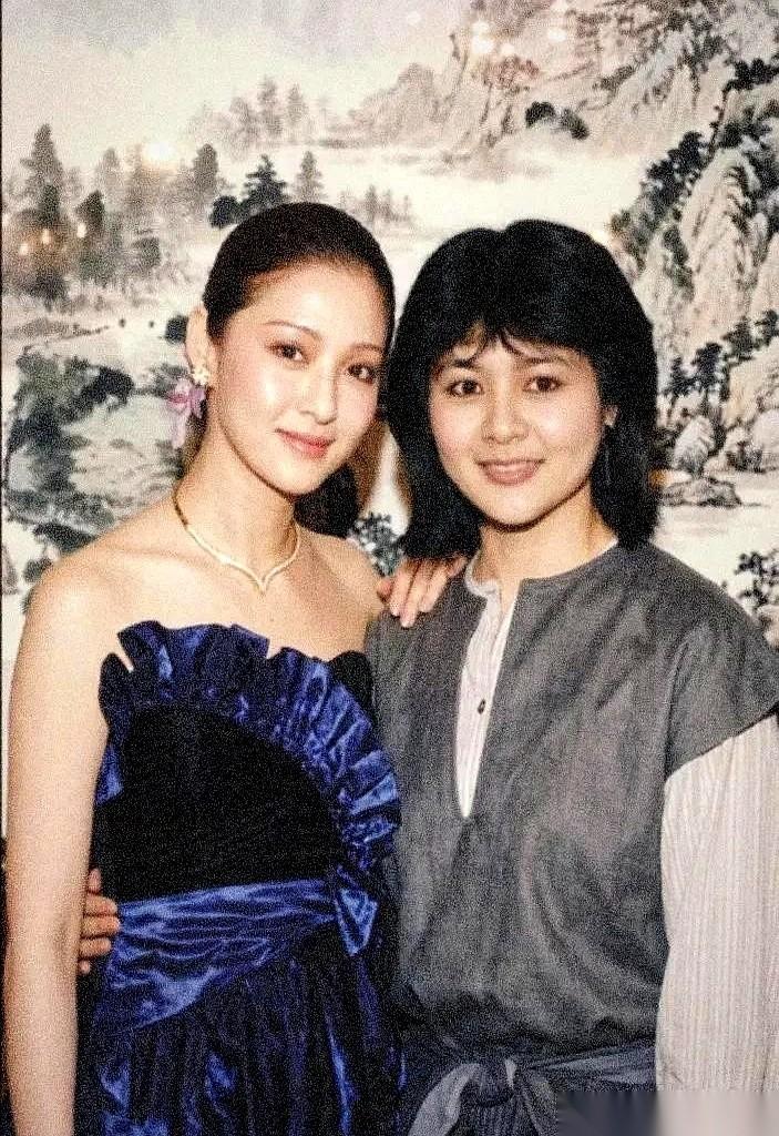 关之琳，香江第一美人，公认的合影杀手。在香港黄金时代的群芳谱里，她向来是保二争一