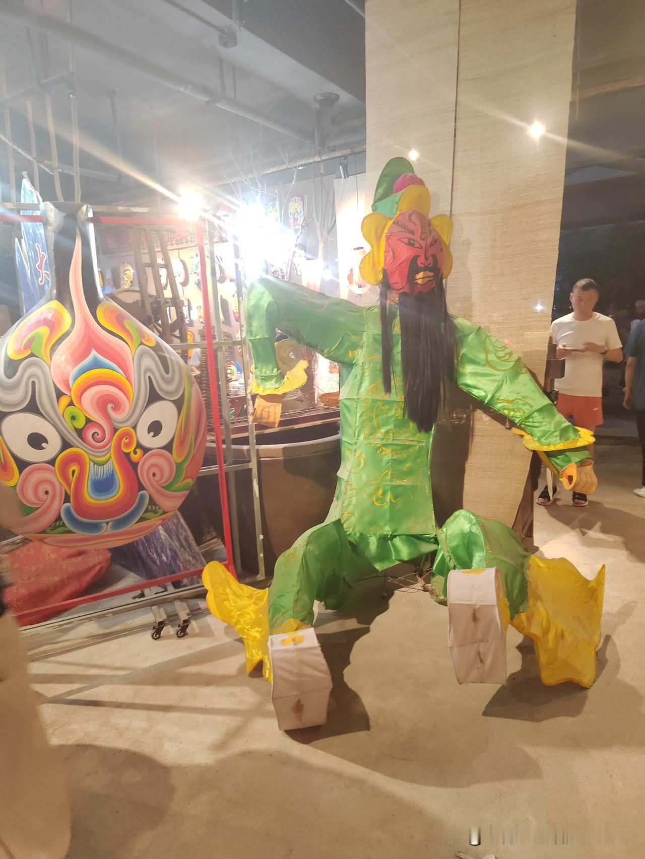 谁家祖上还没个皇帝？赵家——赵匡胤建立宋朝。钱家——钱镠建立吴越国。孙家—