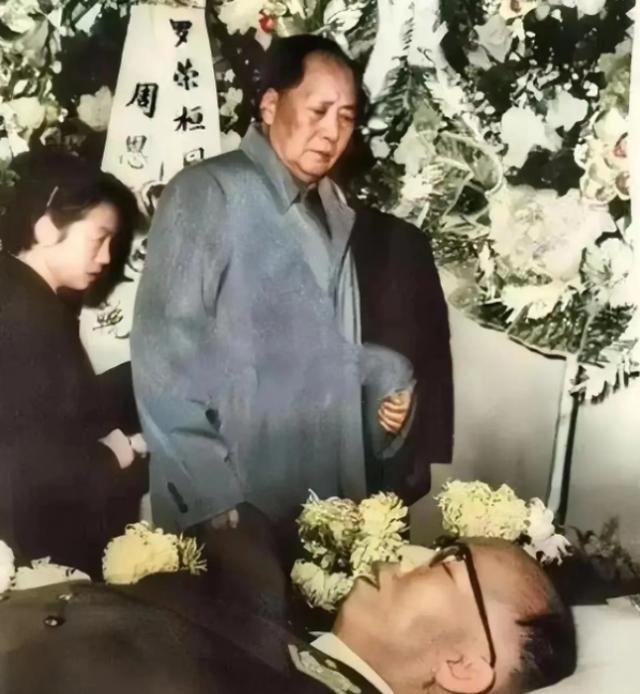 1963年，罗荣桓躺在病床上，脸色蜡黄，病危通知书摆在桌上，毛泽东在中南海听到消