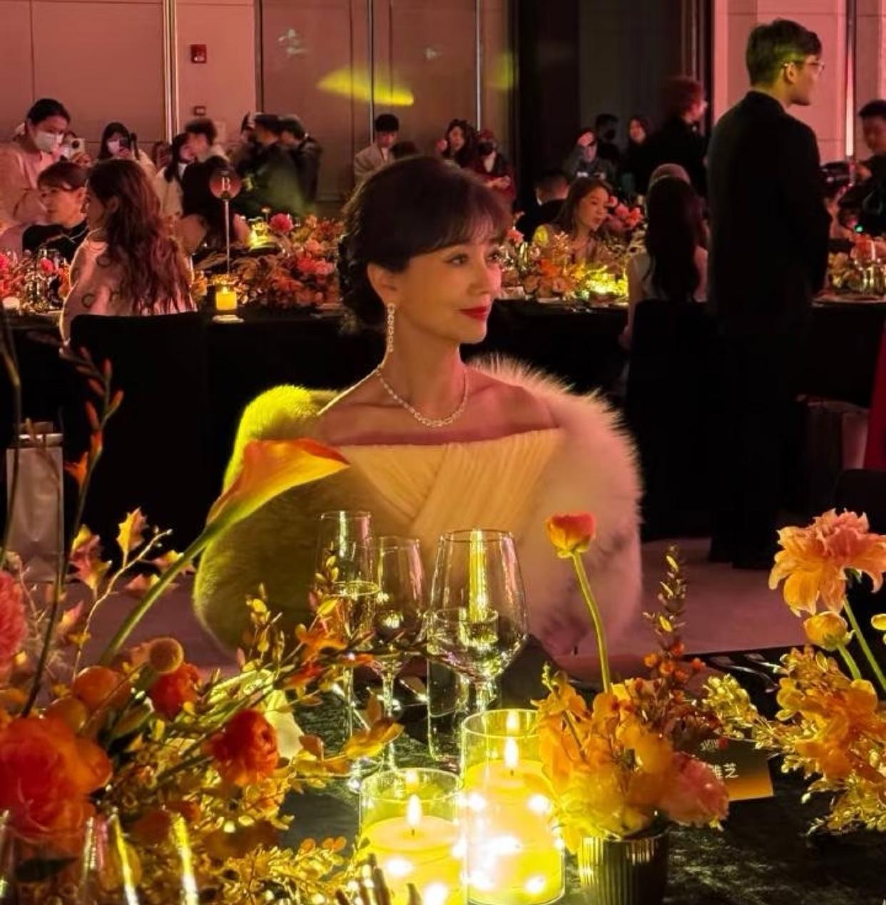 前两天看了一张赵雅芝怼脸原图，70的老人太瘦皮肤满是褶皱，但这一刻红酒鲜花里