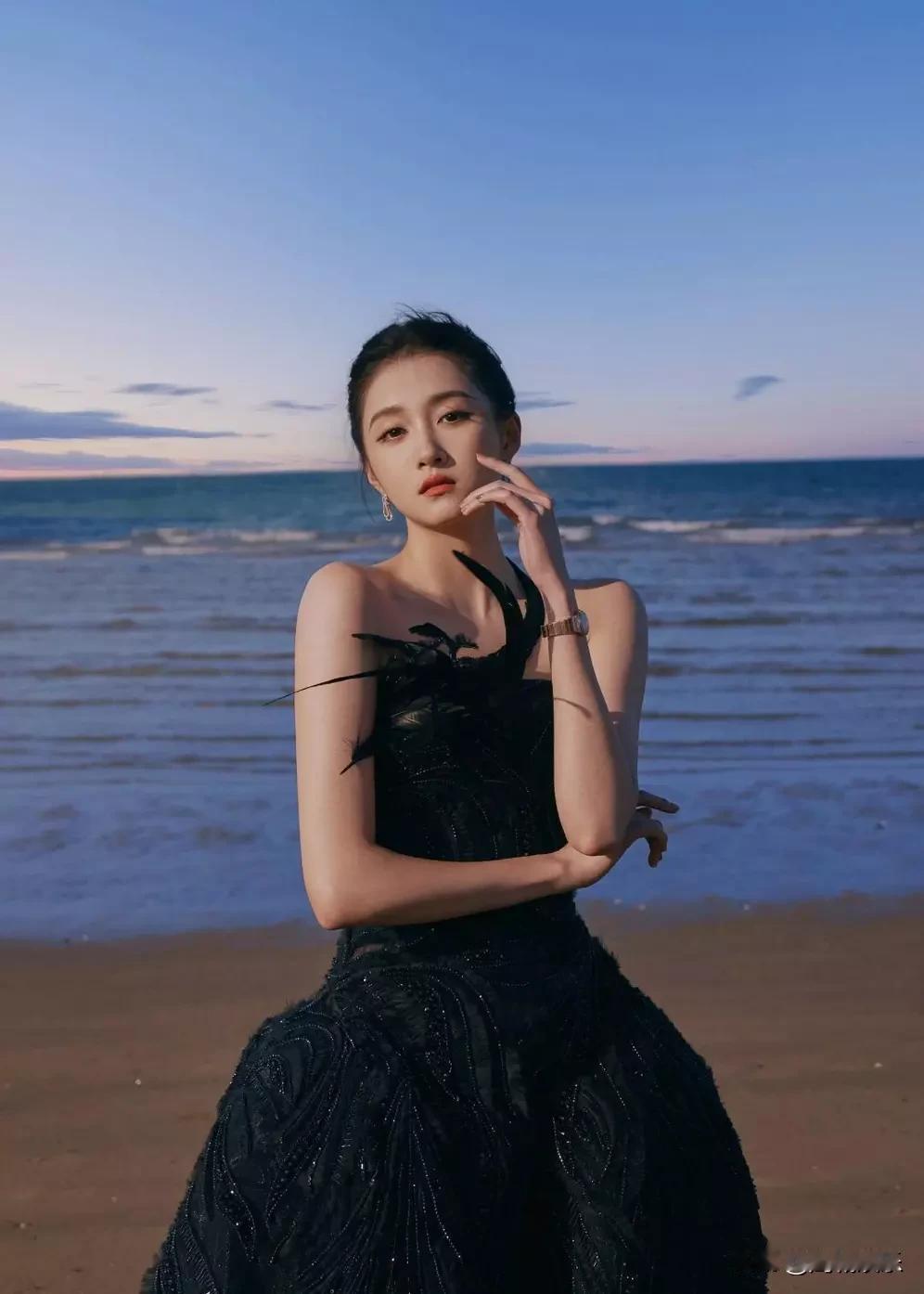 黑裙惊艳，清冷封神！ 10月9日，关晓彤一袭ElieSaab高定黑裙亮相飞