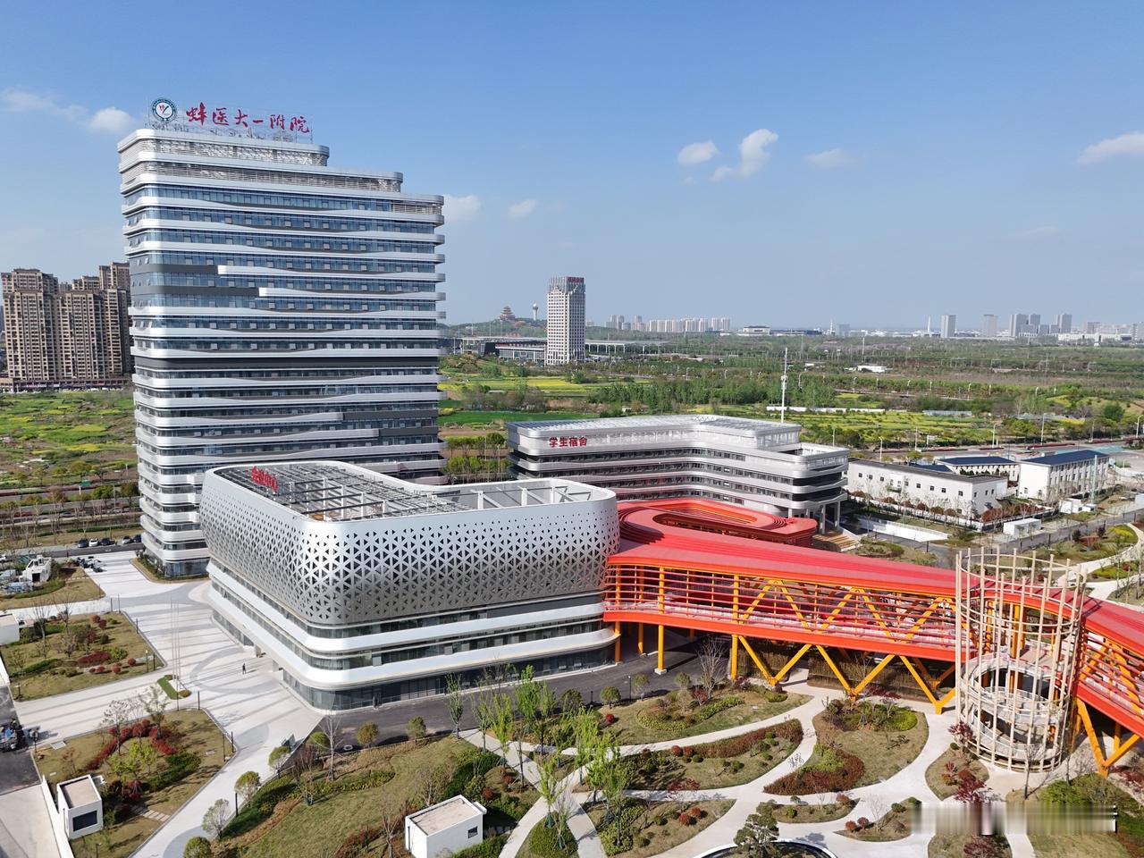 皖北最大医疗中心来了！蚌医大一附院高铁院区近5000套设备进场，心脑血管“王牌科