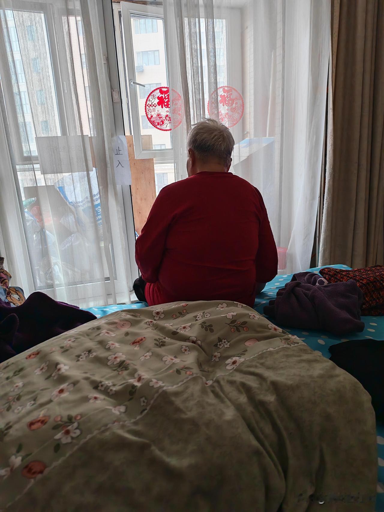 过年了，大人在打麻将，剩下的人在看电视，姥姥困了回屋睡觉，我进屋充电看见姥姥就这