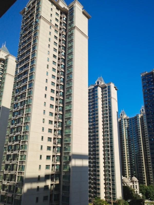 现在到底有多少房子，似乎很难讲。当初大量土地转为建设用地的时候，为迅速的城市化