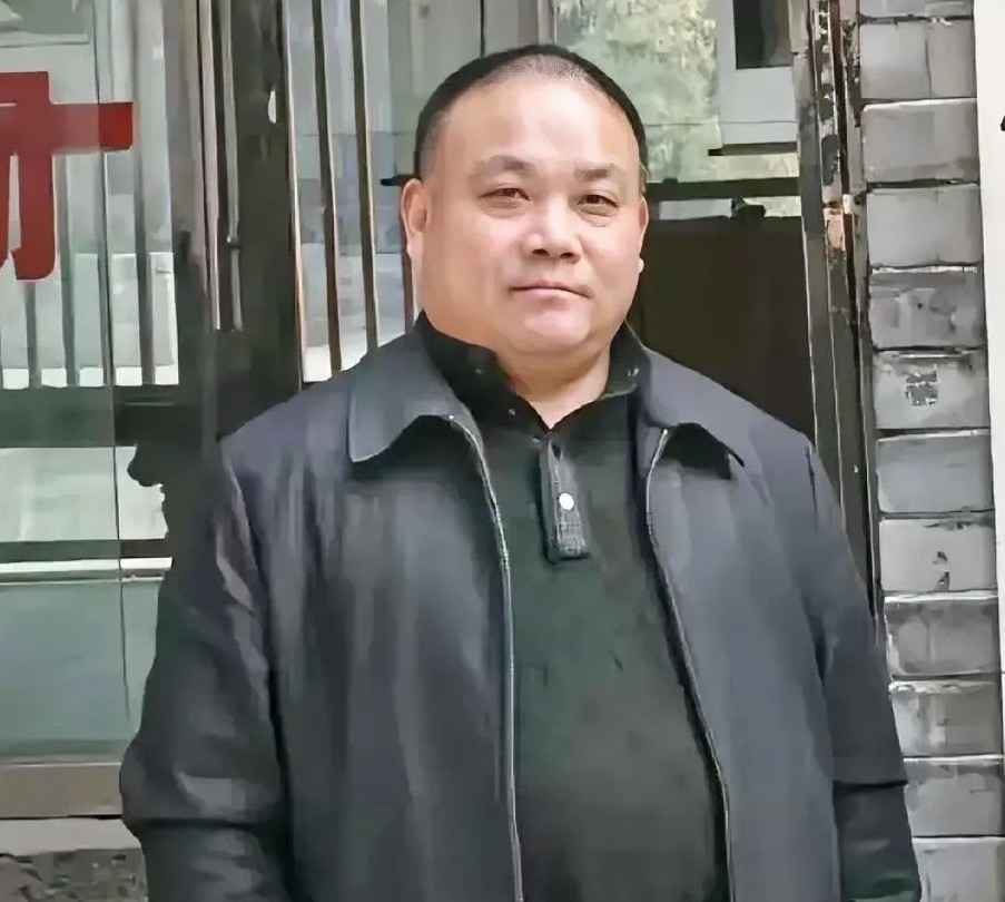 这是释永信的亲弟弟释永胜，一副字能卖7000美元。他还是少林寺大管家之一