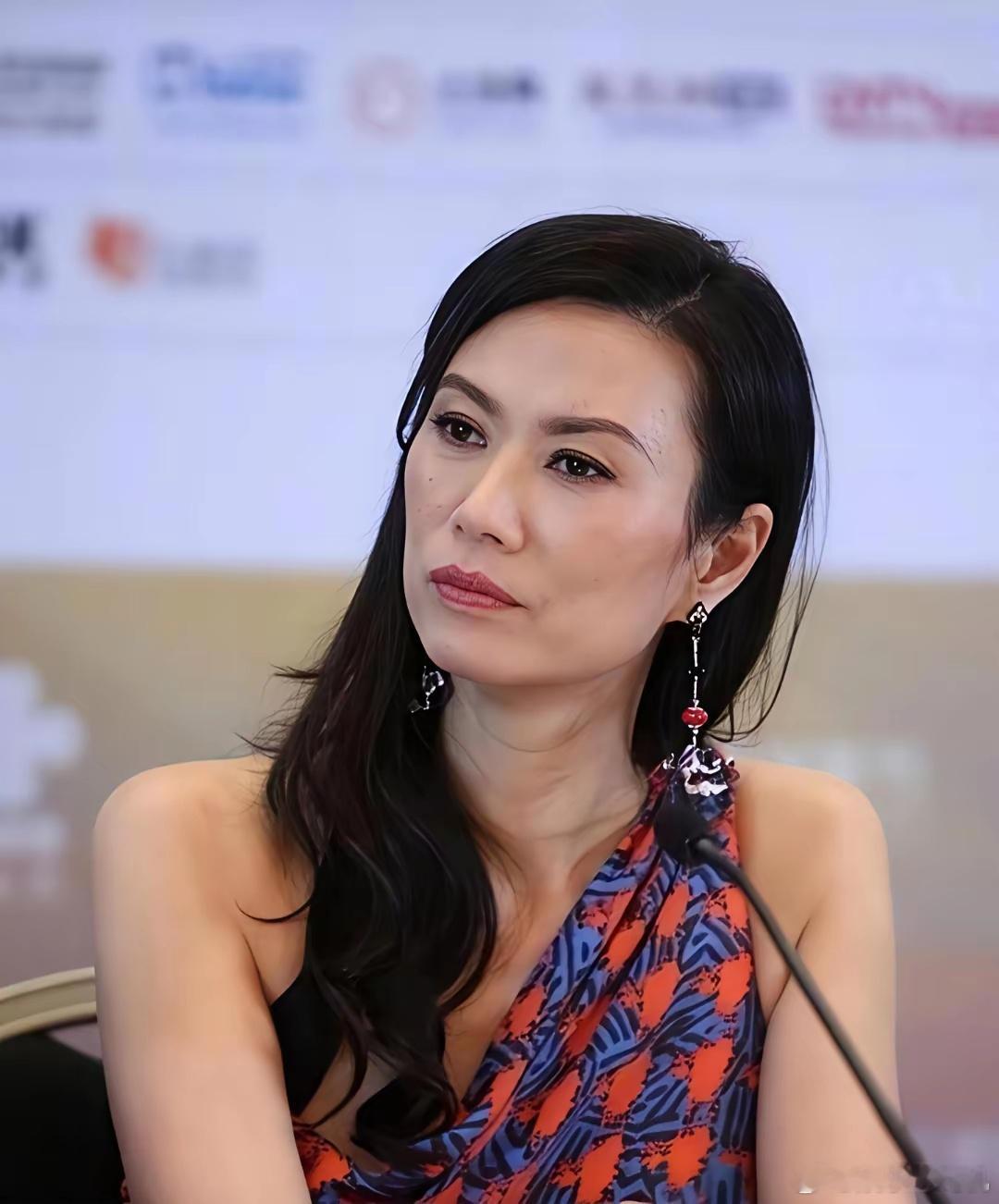 2024年，向太聊起邓文迪时，一点没绕弯子，直接说：“邓文迪是想尽办法去成功，不