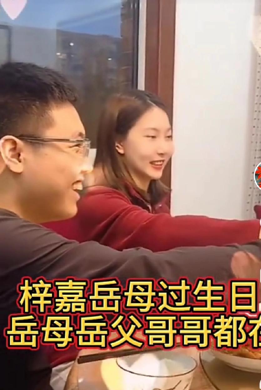 岳母过寿，二公子乐开花。二公子和媳妇给老丈母娘过寿那场面真豪华，有钱就是好。岳母