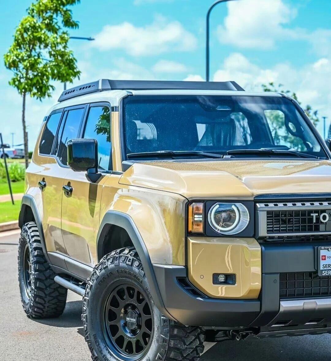 普拉多改成这样算不算你心目中完美的姿态。宽体套件死死裹住LC250的硬朗方盒