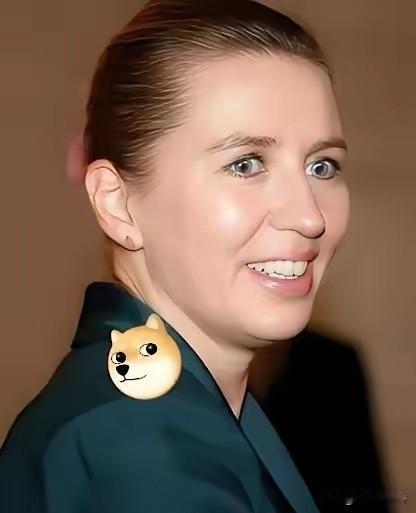 这一跪，跪非常彻底！丹麦首相弗雷泽里克森表示，这份协议承认丹麦王国的主权和领土完