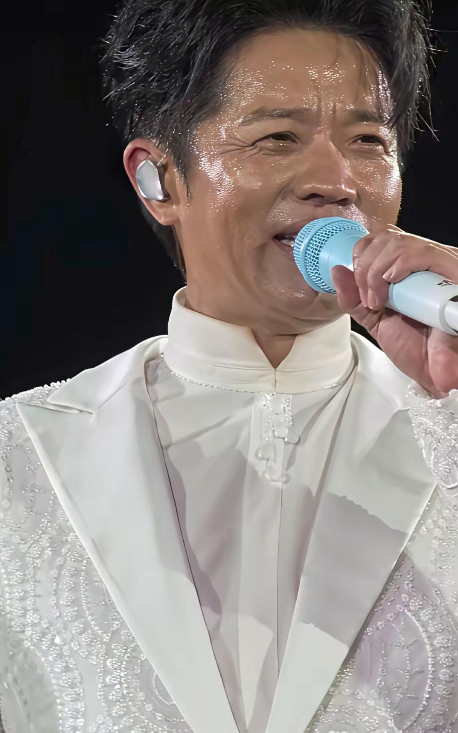 现在明星挣钱也不容易了不好好唱粉丝真不给你买账网友戏称看看看看玲花都热成