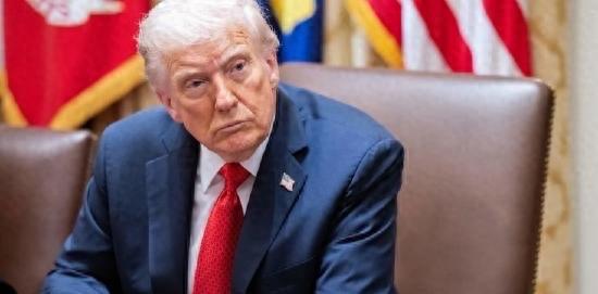 联邦法官叫停政府断粮，应急钱成救命稻草，4200万人命运悬空。罗德岛州的联邦法