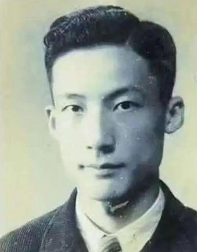 1949年，毛人凤下令处死朱君友。朱君友坦然赴死，却发现枪决他的2名特务，朝他频