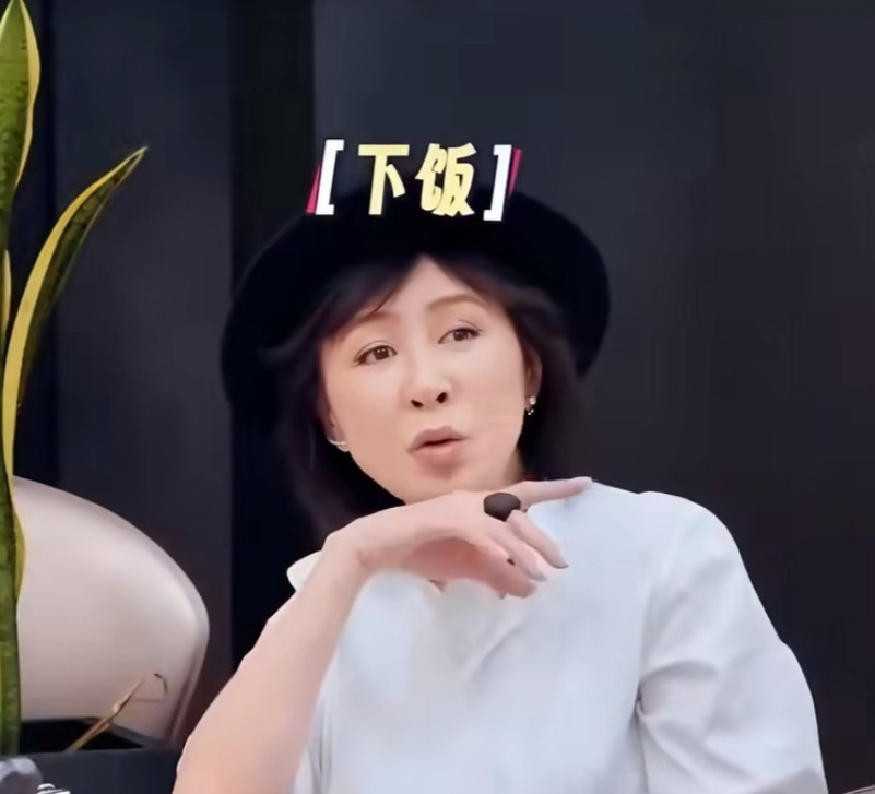 她们关系是真好，刘嘉玲走红毯都说喜欢这几个姐姐，女明星聚餐刘嘉玲更是真性情流露刘嘉玲跨年刘嘉玲花几十