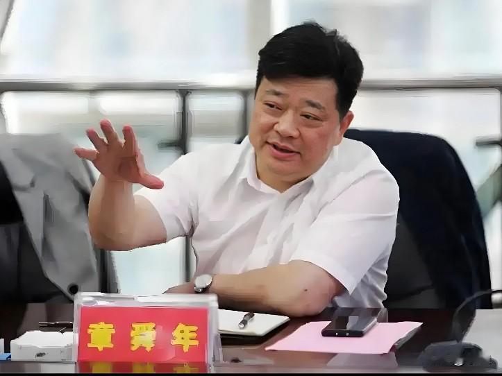 今天浙江杭州的章舜年又上了热搜他是1965年出生的浙江建德人他长期在浙江深耕