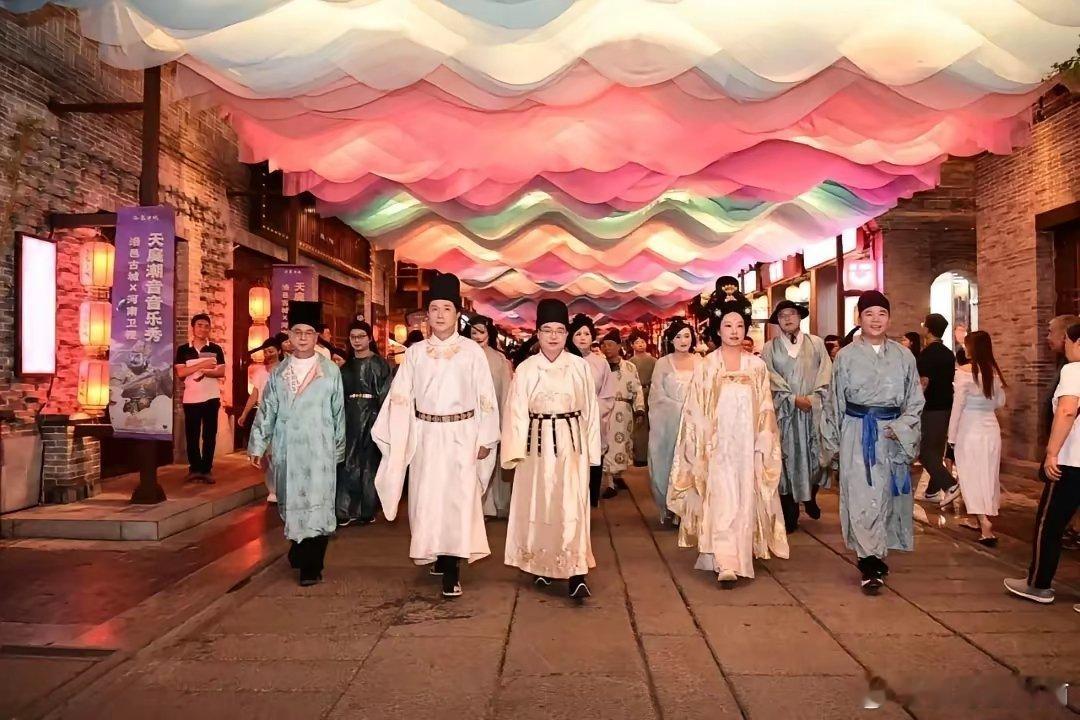 老城区领导集体穿汉服化身文旅代言了洛阳老城区再次冲上热搜：书记带头，各级领导集