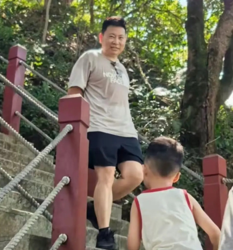 为什么余承东和雷军年龄差不多，但感觉余承东比雷军年轻这么多？原因很简单，因为