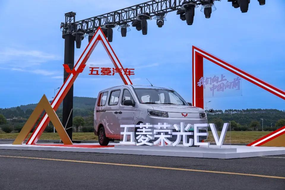 商用车与多功能车‌五菱荣光EV/荣光L‌：作为红标新能源产品，新车支持‌“一