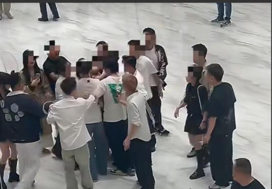 贵州双宴事件官方已经给了准说法：吴某峰跟孔某涵是领了证的合法两口子，跟前女友林某