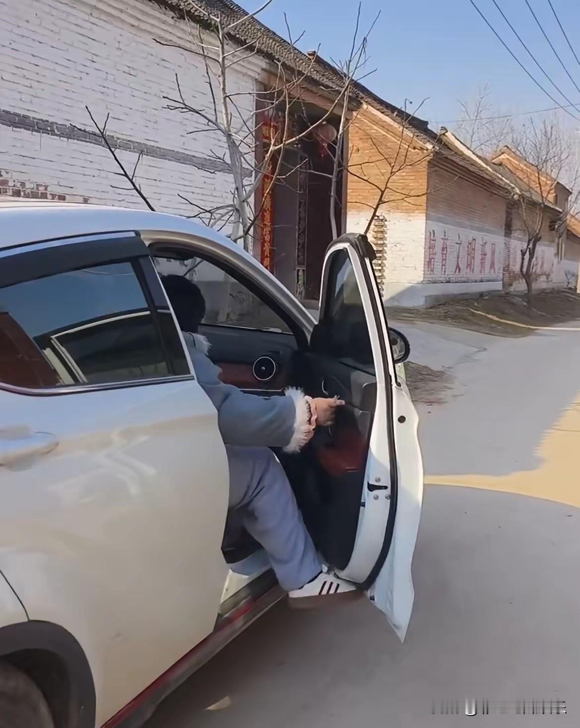 大衣哥女儿朱雪梅婚后回娘家，只见她穿着紧身毛衣和牛仔外套牛仔裤，头发油腻披散着，