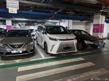 楼下的大哥太有实力了，换了台雷克萨斯的LM500h MPV，之前是丰田...