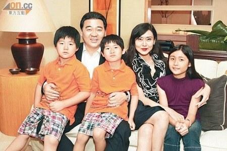那年，叶玉卿的男友和别的女人深夜出轨，她一怒之下嫁给了身价70亿的胡兆明。没想到