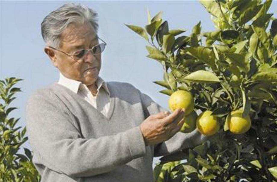 2002年，褚时健75岁时，身无分文，准备再次创业，他的朋友给他2000万，承诺