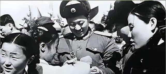 万岁军营长被判死刑，刑场朝鲜姑娘舍命相护，八字批示留住英雄性命1953年，