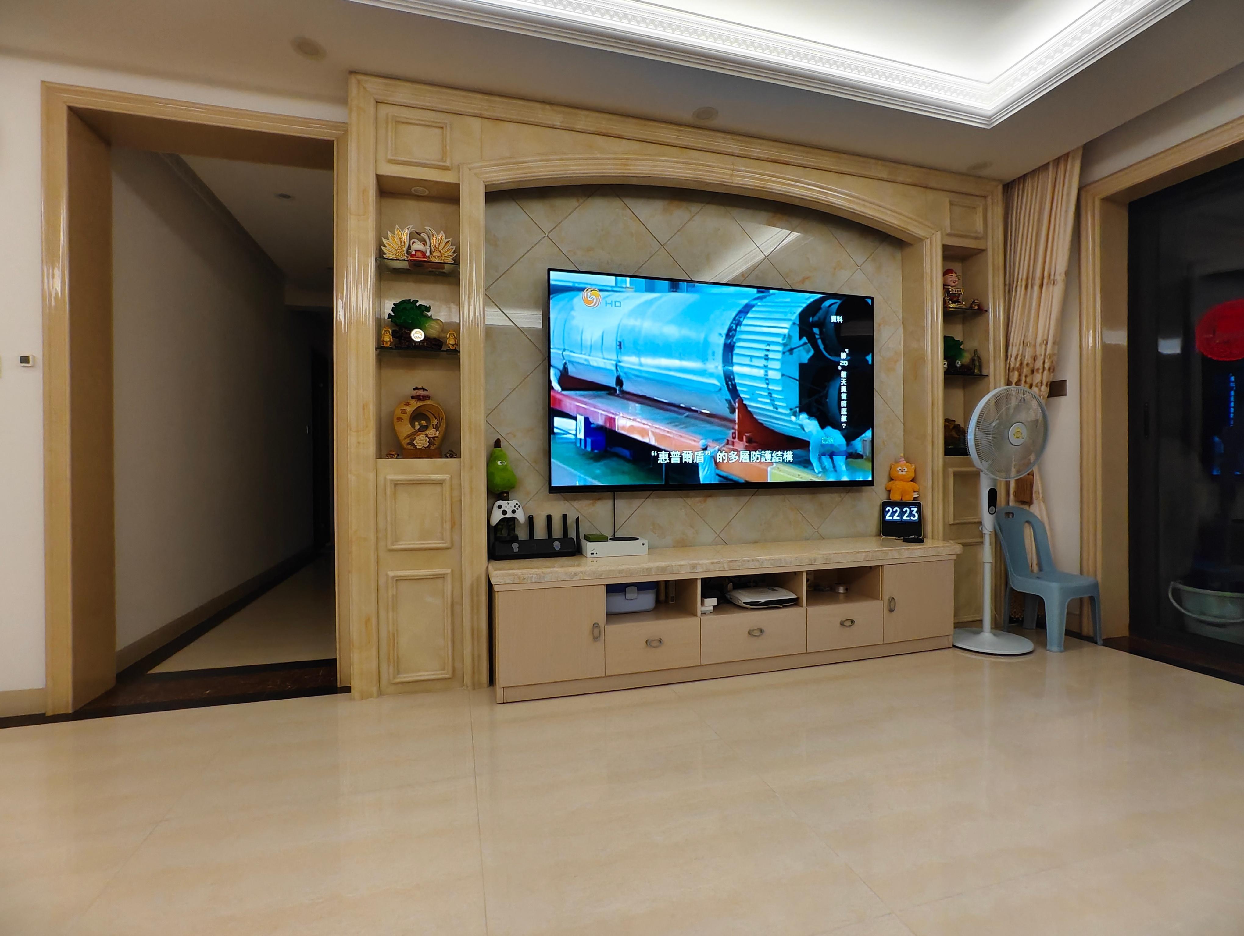 好想把这幅墙弄掉重新搞，不然放不下100寸的电视，奈何我爸就喜欢这种风格，无