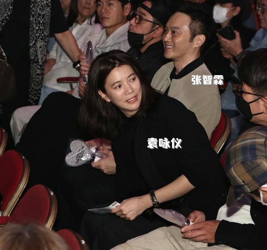 草蜢昨晚在红馆开唱｜众多明星到场👇李嘉欣和许晋亨（图三旁边坐着陈山聪）张智霖