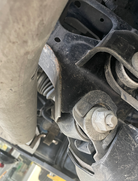 CT5今天去保养，上架子一看，竟然生锈了，车还不到两年，防不胜防