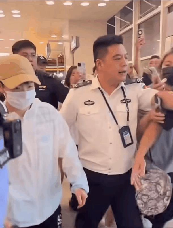 莎莎平安到达厦门啦！好多人啊，安保人员还有机场的工作人员把莎莎保护的很好，直接