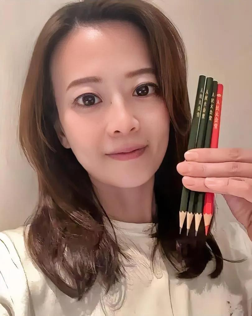 小小铅笔承载两岸深情，一笔一画记录交流新篇4月10日，正随团访陆的国民党发